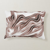 白い背景に光沢のある茶色の長い波状のトレース アクセントクッション (裏面)