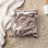 白い背景に光沢のある茶色の長い波状のトレース クッション (ブランケット)