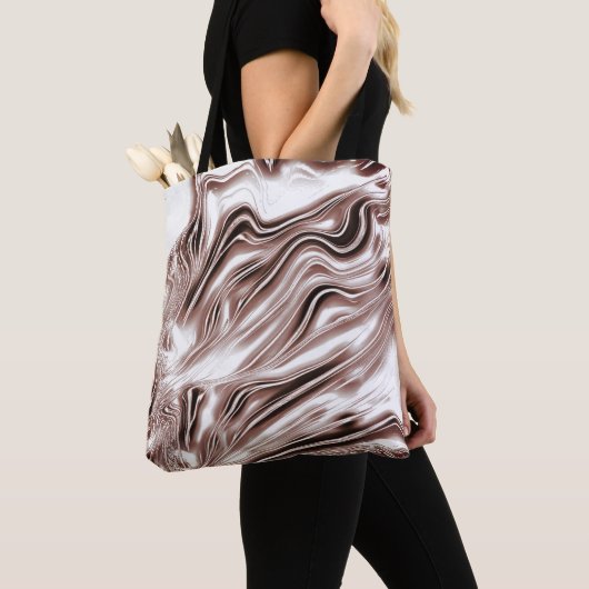 白い背景に光沢のある茶色の長い波状のトレース トートバッグ (クローズアップ)