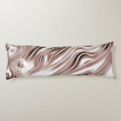 白い背景に光沢のある茶色の長い波状のトレース ボディピロー (裏面)