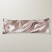 白い背景に光沢のある茶色の長い波状のトレース ボディピロー (正面)