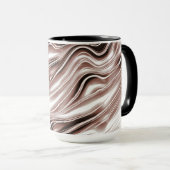 白い背景に光沢のある茶色の長い波状のトレース マグカップ (正面右)