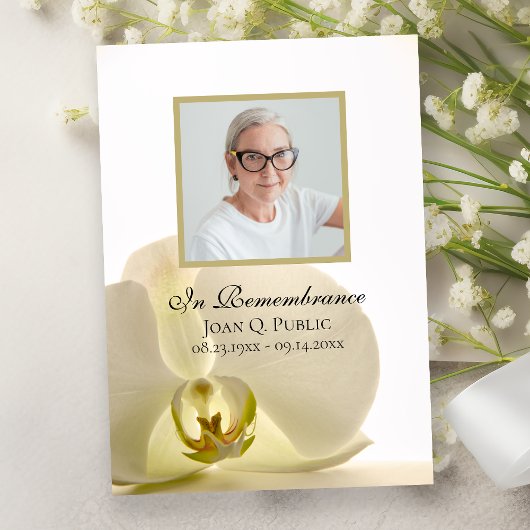 白い背景に咲くオーキッドの花の死後1年追悼記念招待状 招待状