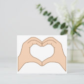 白い背景に孤立した手からのハート ポストカード (スタンド正面)