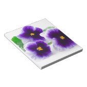 白い背景に孤立した美しいパンジーの花 ノートパッド (アングル)