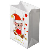 白い背景に愛のハートを持つ可愛い小妖精や小人 ミディアムペーパーバッグ (正面アングル)