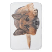 白い背景に横たわるドイツの羊飼い バスマット (正面縦)