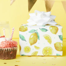 白い背景に水離れ色のレモンと