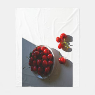 白い背景に熟したチェリーのある美しい静物画 フリースブランケット