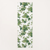 白い背景に生の緑のつたのつる植物と色 ヨガマット (正面)