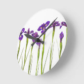 白い背景に紫の虹彩が孤立している ラウンド壁時計 (傾斜)