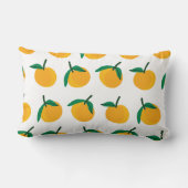 白い背景に継ぎ目のないパターを塗ったオレンジ色の果物 ランバークッション (裏面)