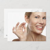 白い背景に背を向けた女性が歯を浮かせた ポストカード (正面/裏面)