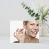 白い背景に背を向けた女性が歯を浮かせた ポストカード (スタンド正面)