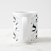 白い背景に蝶のハート ジャンボコーヒーマグカップ (裏面)