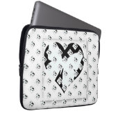 白い背景に蝶のハート ラップトップスリーブ (正面右)