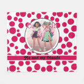 白い背景に赤い水玉模様 フリースブランケット (正面(横))