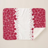 白い背景に赤い花デイジー シェルパブランケット (正面(横))