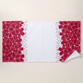 白い背景に赤い花デイジー ビーチタオル (正面)