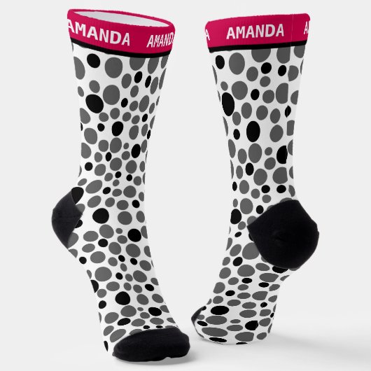 白い背景に赤い黒いエンドウ豆レトロ ソックス (傾斜あり)