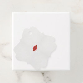 白い背景に赤と茶色のデザイン フェイバータグ