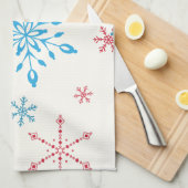 白い背景に赤と青の雪片 キッチンタオル (四つ折り)