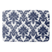 白い背景に青いフローラのダマスク バスマット (正面)