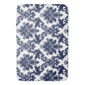 白い背景に青いフローラのダマスク バスマット (正面縦)