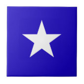 白い背景に青い星 タイル (正面)