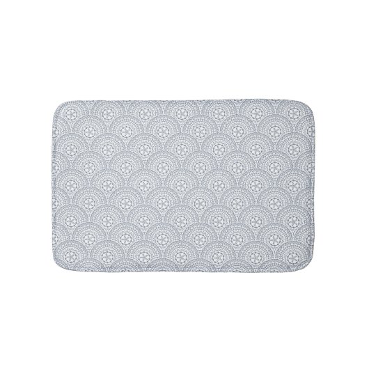 白い背景に青い曼荼羅の波のパターン バスマット (正面)