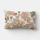 白い背景に青い花をつけるピンクの珊瑚 ランバークッション (裏面)