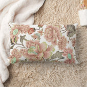 白い背景に青い花をつけるピンクの珊瑚 ランバークッション (ブランケット)