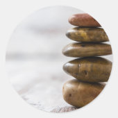 白い背景に黒い色の石が積み重ねられている ラウンドシール (正面)
