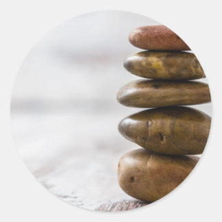 白い背景に黒い色の石が積み重ねられている ラウンドシール