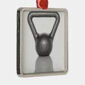 白い背景のやかんの鐘の切り取られる メタルオーナメント (右)