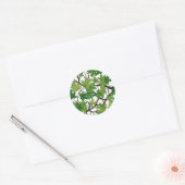 白い背景のカエデの葉 ラウンドシール (封筒)