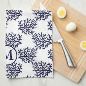 白い背景のネイビーブルーサンゴがパを巻いています キッチンタオル (四つ折り)