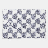 白い背景のネイビーブルーサンゴがパを巻いています キッチンタオル (横)