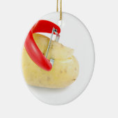 白い背景のポテトをスライスしている赤いピーラー セラミックオーナメント (右)