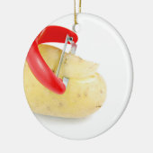 白い背景のポテトをスライスしている赤いピーラー セラミックオーナメント (左)