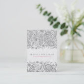 白い背景の上にグレーのペイズリーレース 名刺 (スタンド正面)