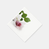 白い背景の上に美しいピンクのバラ スタンダードカクテルナプキン (角)