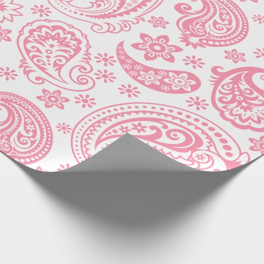 白い背景の上のピンクのヴィンテージフローラペイズリー ラッピングペーパー (角)