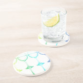 白い背景の前のカラフルなガラス コースター (側面)