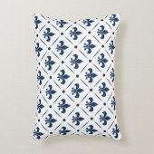 白い背景の濃い青の(紋章の)フラ・ダ・リパターン アクセントクッション (正面(垂直))