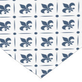 白い背景の濃い青の（紋章の）フラ・ダ・リパターン ショートテーブルランナー (コーナー)