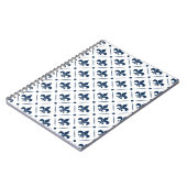 白い背景の濃い青の(紋章の)フラ・ダ・リパターン ノートブック (左側)