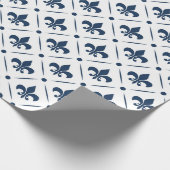 白い背景の濃い青の(紋章の)フラ・ダ・リパターン ラッピングペーパー (角)