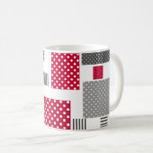 白い背景の灰色の赤い水玉模様パッチワーク コーヒーマグカップ (正面右)