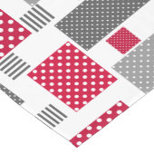 白い背景の灰色の赤い水玉模様パッチワーク ショートテーブルランナー (コーナー)